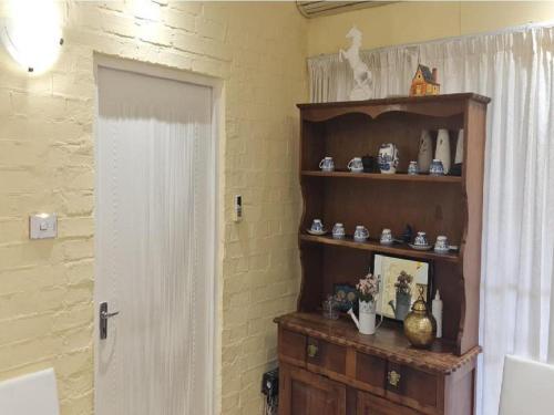 ein Zimmer mit einem Holzregal mit Porzellan drauf in der Unterkunft Alexandra Bed & Breakfast in Pelham