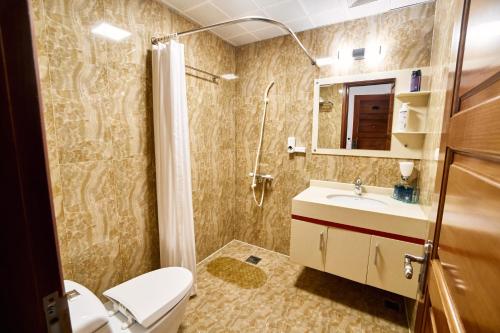 bagno con servizi igienici e lavandino di Trang Thanh Luxury Apartment a Hai Phong