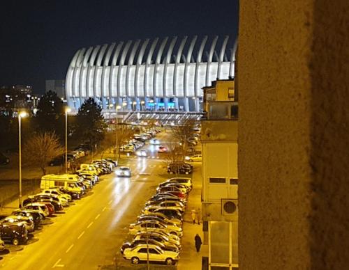 parking pełen samochodów przed stadionem w obiekcie Zagreb4you Apartments w Zagrzebiu