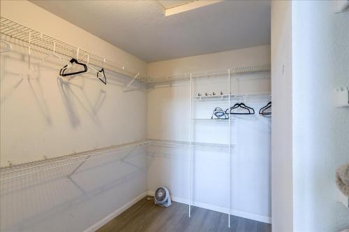 uma cabina de duche ao nível do chão com portas de vidro na casa de banho em @ Marbella Lane - 4BR City Escape in Hayward em Hayward