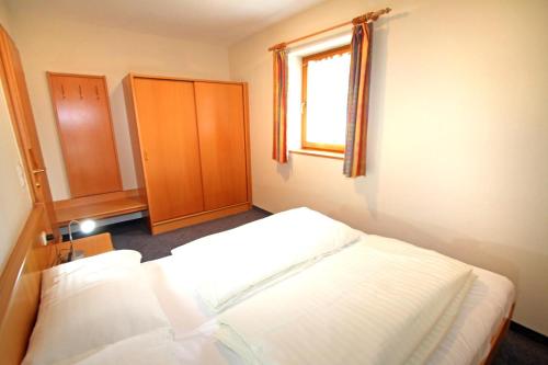 Tempat tidur dalam kamar di Ferienwohnung Königsleiten 2a - Top UG