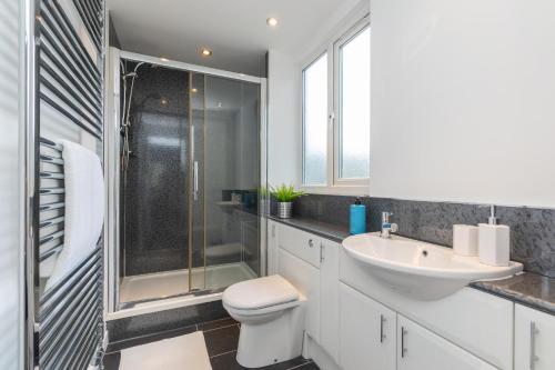 a bathroom with a toilet and a sink and a shower at Luxury 3 Bed Apartment in Aberdeen City Centre. in Aberdeen