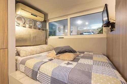 1 dormitorio con 1 cama en una cabaña en Santa Barbara lux studio in Marathonas en Xerolíthi