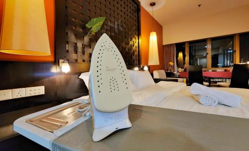 um quarto de hotel com uma prancha de surf numa cama em 1 - 5pax Lagoon View@ Sunway Resort Suite Pyramid em Kampong Penaga