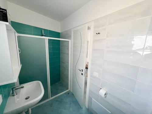 een witte badkamer met een douche en een wastafel bij Residence Terme Belliazzi- Isola d'Ischia in Ischia