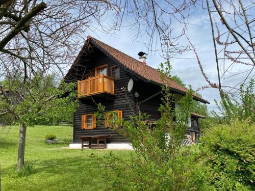 a log cabin with a balcony on the side of it at Troadkastn Familie Fritz in Passail