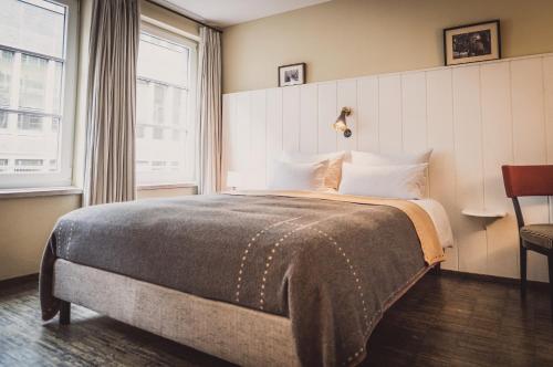 a bedroom with a large bed and a window at Henri Hotel Hamburg Downtown in Hamburg