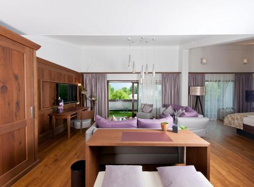 インメンシュタート・アム・ボーデンゼーにあるHotel Heinzler am Seeのソファとテーブルのあるリビングルーム