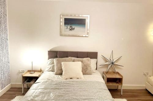 - une chambre avec un grand lit aux murs blancs dans l'établissement Cosy 1 bedroom apartment with car park space., à West Bromwich