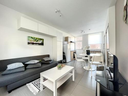 uma sala de estar com um sofá e uma mesa em Robert 20 Brussels-charleroi-airport em Charleroi
