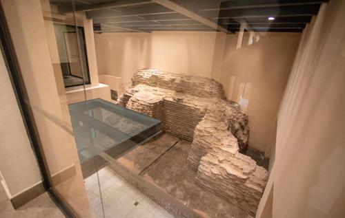 eine Ausstellung in einem Museum mit einem Steinsarkophag in der Unterkunft Shining Star Hotel in Istanbul
