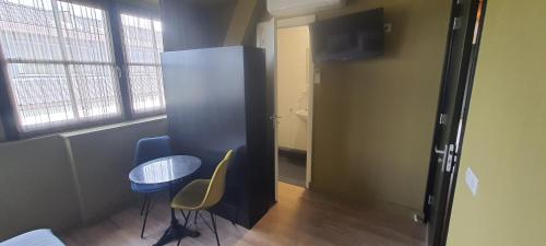a room with a table and two chairs and a small table and a table at Sientjes Boetiekhotel in Kerkdriel