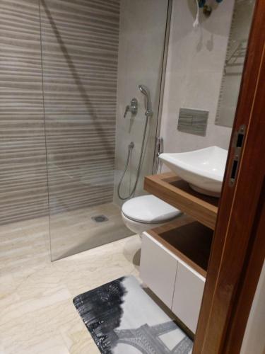 Un baño con ducha, inodoro y lavabo. en The Mask 2 Bed Room with rooftop Swimming pool, en Casablanca