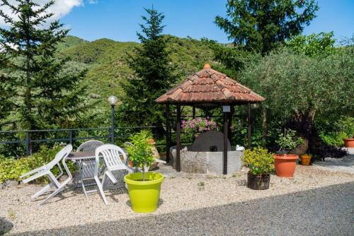altana z dwoma krzesłami oraz stołem i krzesłami w obiekcie Antica Macina - “La Taverna” w mieście Rocchetta Nervina