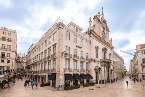 un grand bâtiment dans une ville où les gens marchent dans une rue dans l'établissement Boemio FLH Hotels, à Lisbonne