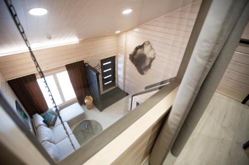 einen Blick über ein Wohnzimmer mit einer Treppe in der Unterkunft LOIMU in Äkäslompolo