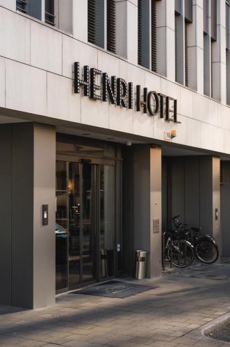 a hotel building with bikes parked outside of it at Henri Hotel Düsseldorf Downtown in Düsseldorf