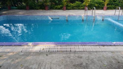 Der Swimmingpool an oder in der Nähe von Ivy Maitri Farm 3 Bhk with Private Pool - Badlapur