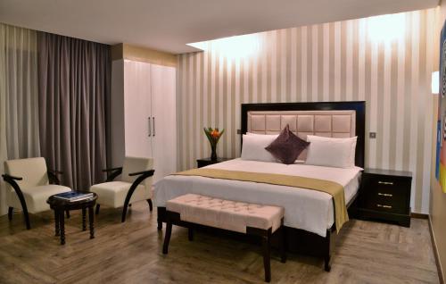 Ένα ή περισσότερα κρεβάτια σε δωμάτιο στο EPIC Hotel & Suites