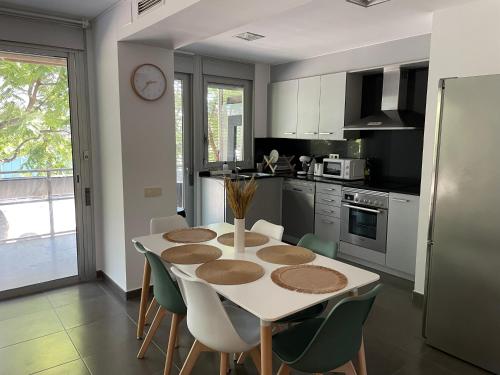 uma cozinha com uma mesa e cadeiras numa cozinha em Standing Apartment Barcelona Forum em Barcelona