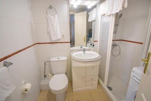 A bathroom at BENAL BEACH, Superb 2 Bedroom 2 Bathroom Beach front Apartment sleeps 6