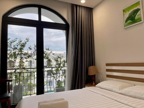 - une chambre avec un lit et une grande fenêtre dans l'établissement Hotel Phúc Lâm Grand World, à Duong Dong