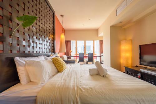 1 - 5pax Lagoon View@ Sunway Resort Suite Pyramid في Kampong Penaga: غرفة نوم مع سرير أبيض كبير مع تلفزيون بشاشة مسطحة