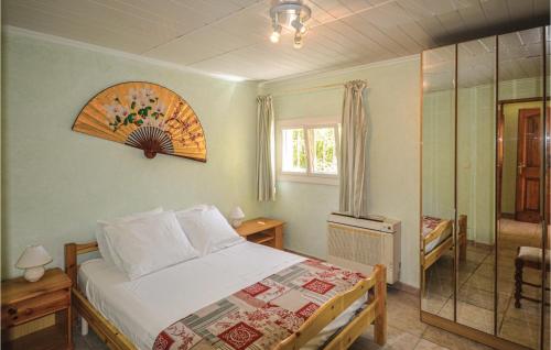 sypialnia z łóżkiem i przeszklonym prysznicem w obiekcie Cozy Home In Mougins With Kitchen w mieście Mougins