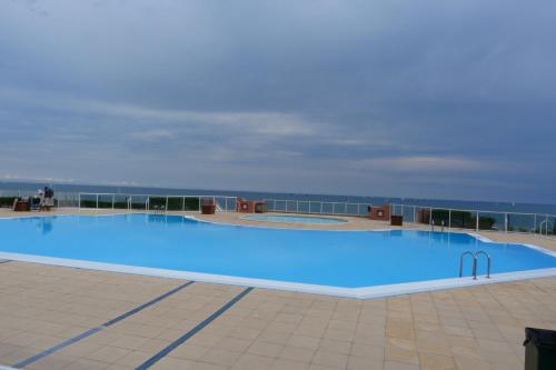 - une grande piscine bleue au-dessus d'un bâtiment dans l'établissement La Malosia Résidence Cap Corniche, à Sète