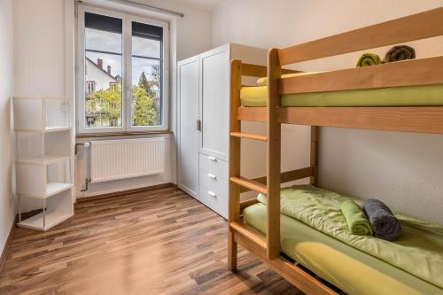 1 Schlafzimmer mit 2 Etagenbetten und einem Fenster in der Unterkunft Ferienwohnung Stachel A in Konstanz