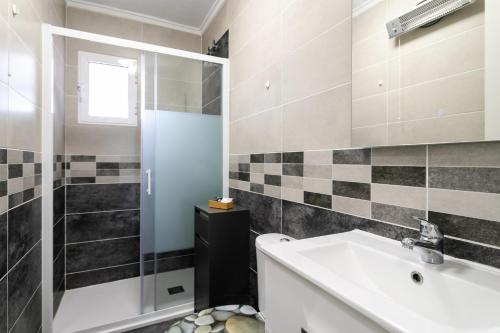 a bathroom with a sink and a shower at Rr Villa in Monforte del Cid