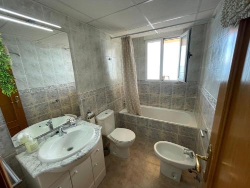 łazienka z umywalką, toaletą i wanną w obiekcie Atico Morro de Gos REF 058 w mieście Oropesa del Mar