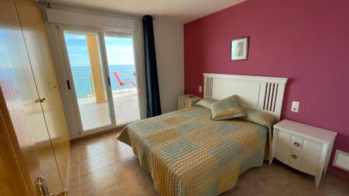 sypialnia z łóżkiem i widokiem na ocean w obiekcie Atico Morro de Gos REF 058 w mieście Oropesa del Mar