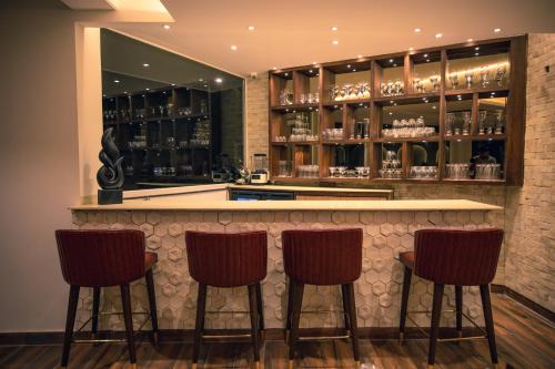 Lounge nebo bar v ubytování juSTa Grand View Resort & Spa, Manali