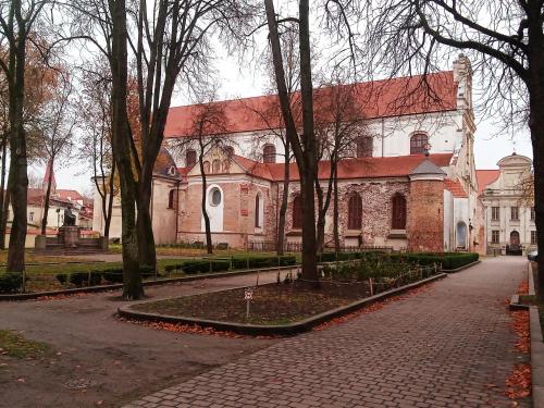 維爾紐斯的住宿－Vilnius Old Town accommodation，一座红屋顶的大型砖砌建筑