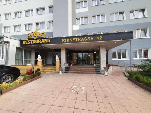 un bâtiment avec un panneau indiquant le restaurant dans l'établissement R&B Hotel, à Berlin