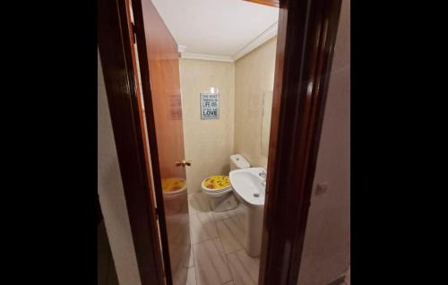 a bathroom with a toilet and a sink at Paris in Alcalá de Henares