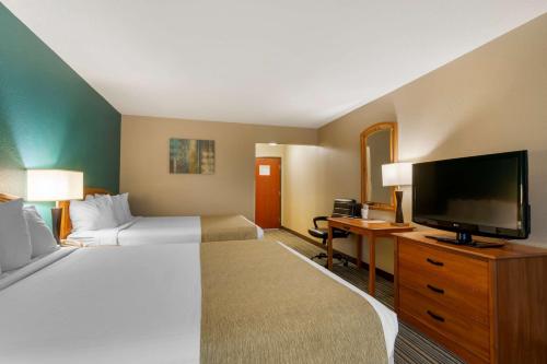 Postel nebo postele na pokoji v ubytování Best Western Governors Inn and Suites