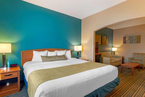 Postel nebo postele na pokoji v ubytování Best Western Governors Inn and Suites