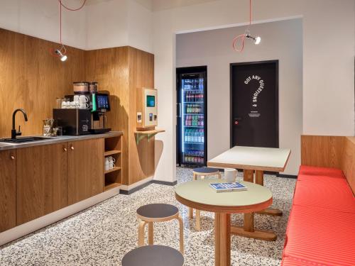 um quarto com uma cozinha, uma mesa e cadeiras em STAYERY Wolfsburg City em Wolfsburg