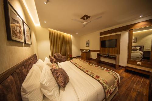 Postel nebo postele na pokoji v ubytování juSTa Grand View Resort & Spa, Manali