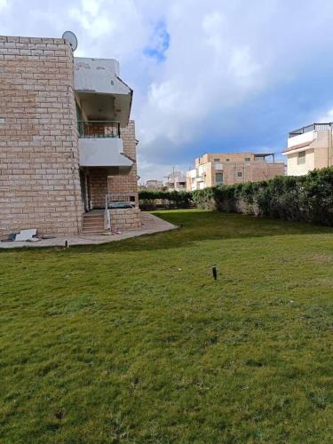 Сад в Spacious 5-Bed House in Alamein with Large garden