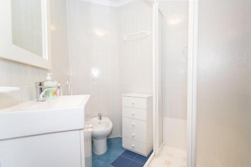 uma casa de banho branca com um WC e um lavatório em Santa Pola appartement Cosy em Santa Pola