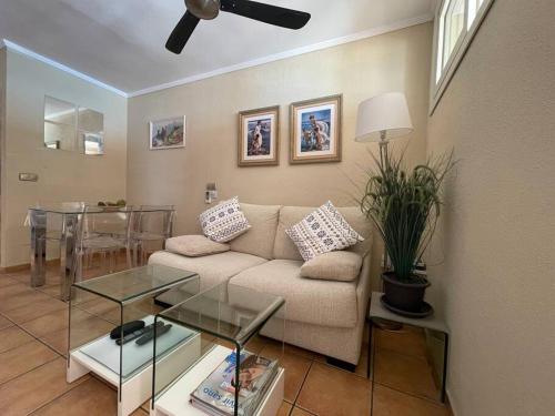 - un salon avec un canapé et une table dans l'établissement Apartamento Calma Chica, à Torremolinos