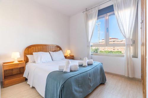 - une chambre avec un lit et une grande fenêtre dans l'établissement Piso 3 habitaciones plaza de garaje privada y gratuita, à Almería