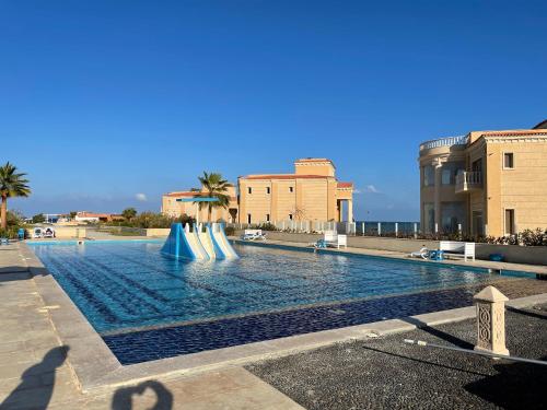 uma grande piscina com escorrega aquático em Beautiful 1-Bed Apartment em Hurghada