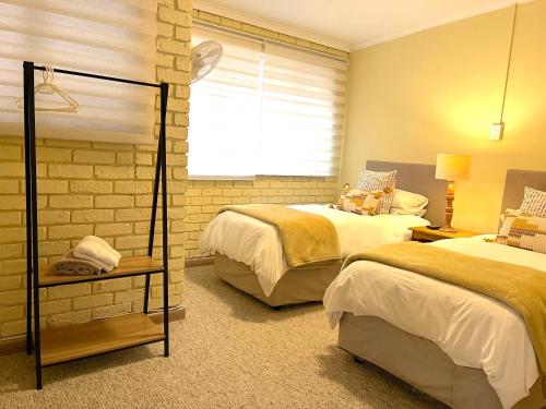 Katil atau katil-katil dalam bilik di Safari Club Guest Lodge OR Tambo International Airport