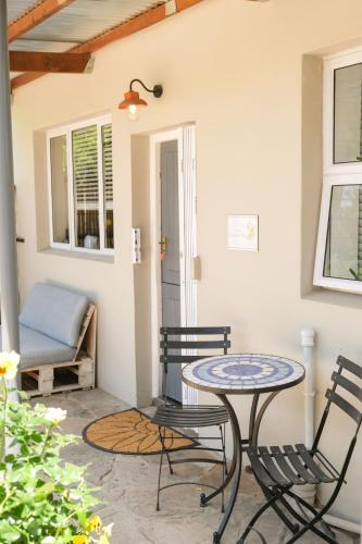 a patio with a table and chairs and a couch at The Lemon Tree in Ceres