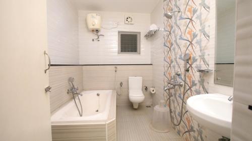 Bathroom sa R-hotels Rithikha Inn porur