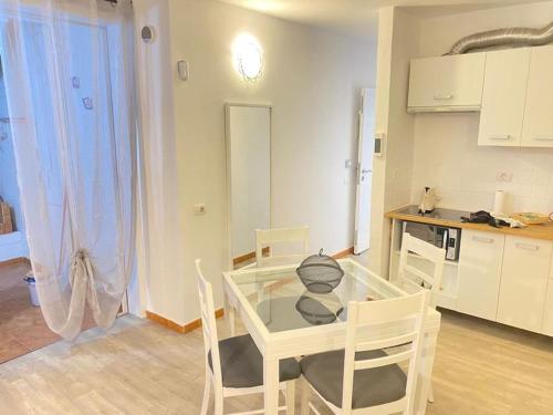 - une cuisine avec une table en verre et des chaises dans la chambre dans l'établissement Lovely apartment with pool, à Costa del Silencio